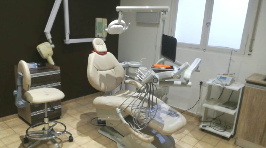 Consultorio de Odontología Neuquén con sillón dental, lámpara y monitor de trabajo