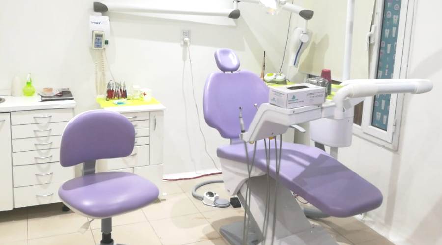 Sillón dental y equipamiento de Odontología Neuquén para tratamientos de implantes y prótesis