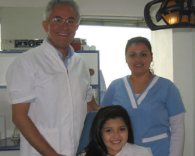 Equipo completo de Ortodoncia Temuco: odontólogo y asistentes en el box de atención