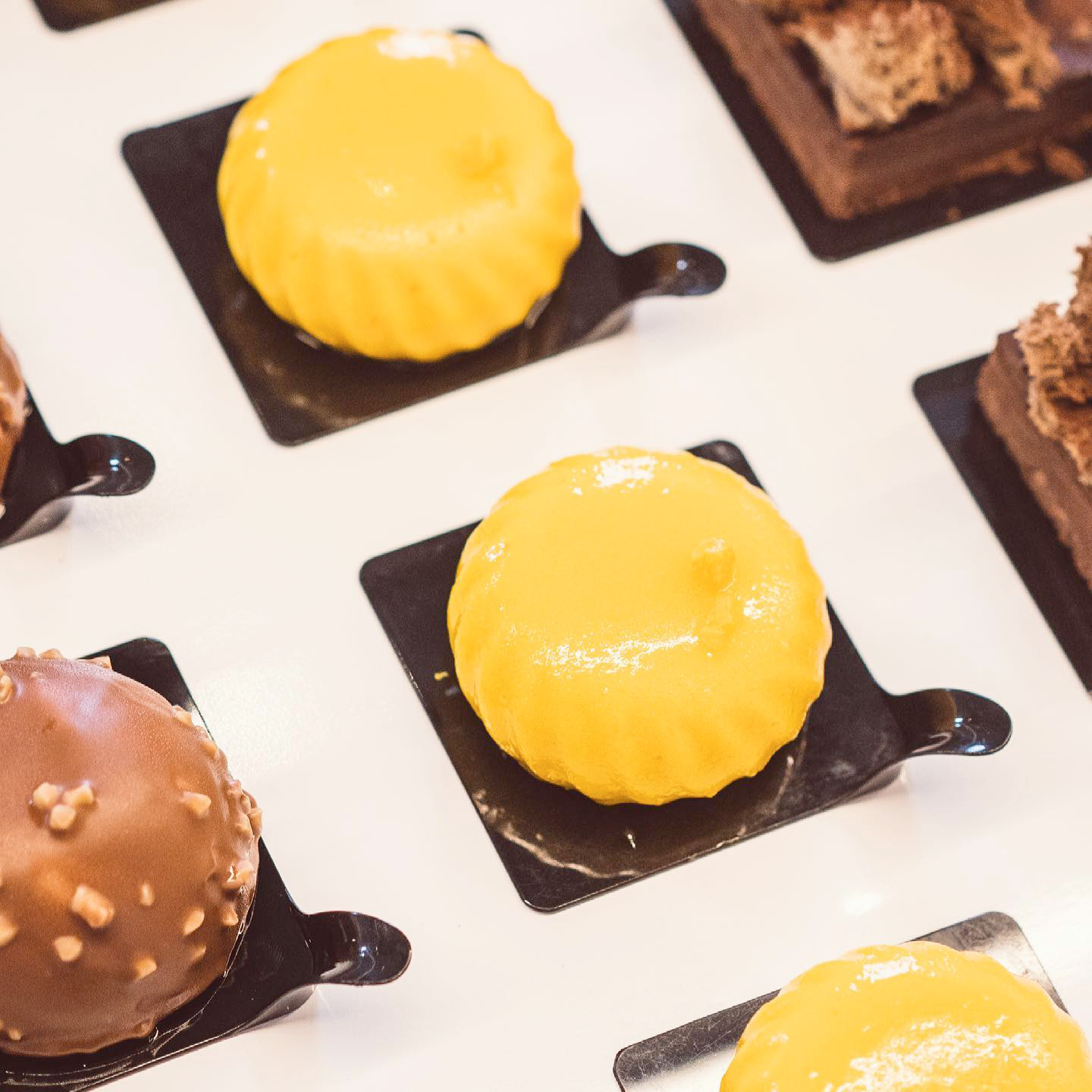 Selección de repostería artesanal de Panadería Zulay preparada para catering de eventos
