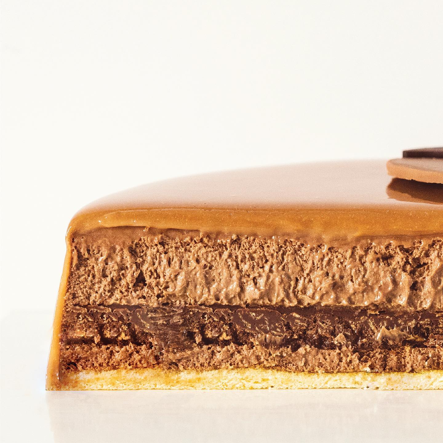 Tarta de chocolate de Panadería Zulay con acabado brillante y crocante de almendra