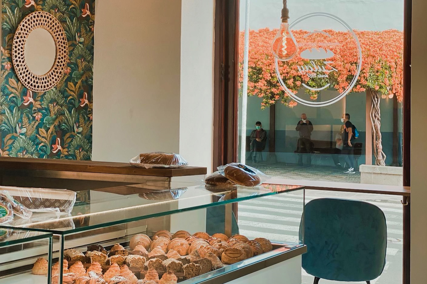 Vitrina de bollería y mostrador de Panadería Zulay