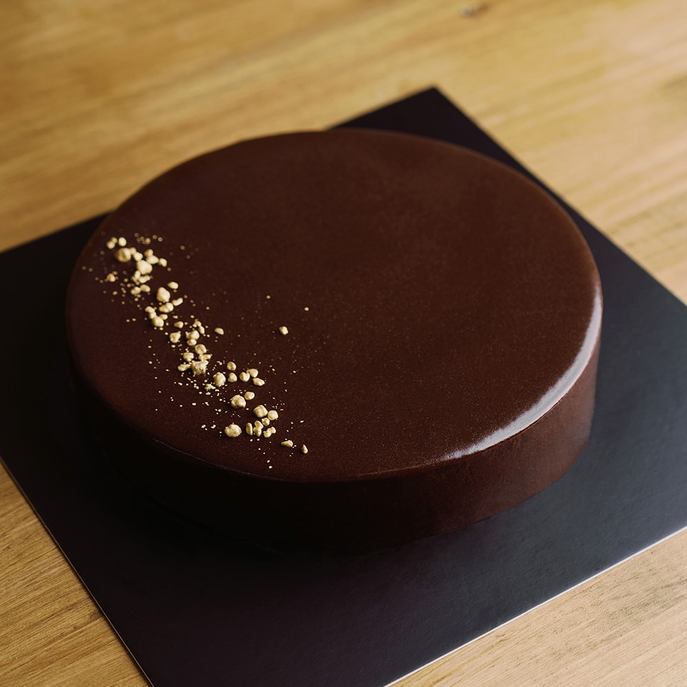 Tarta de chocolate artesanal de Panadería Zulay con acabado brillante