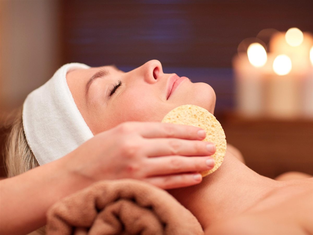 Tratamiento facial relajante en Paula Andrea Osorio Spa, ambiente cálido con velas