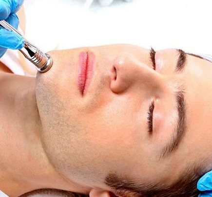 Tratamiento facial con roller en Paula Andrea Osorio Spa