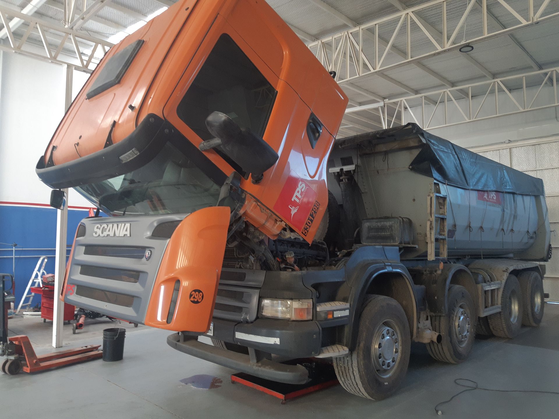 Camión Ford Cargo y camión Volkswagen estacionados afuera del taller Pesados del Sur