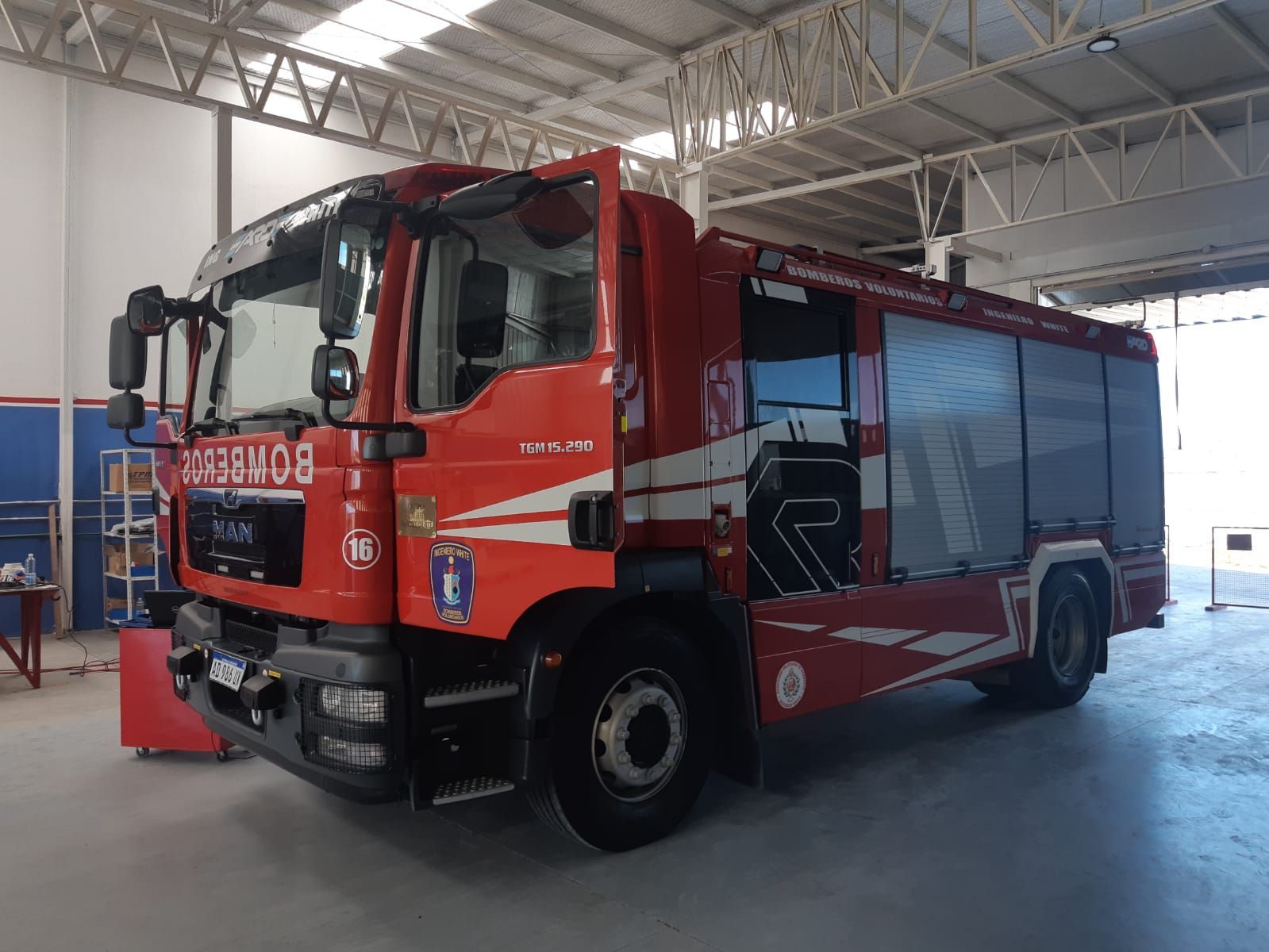 Camión de bomberos voluntarios dentro del taller Pesados del Sur durante un service