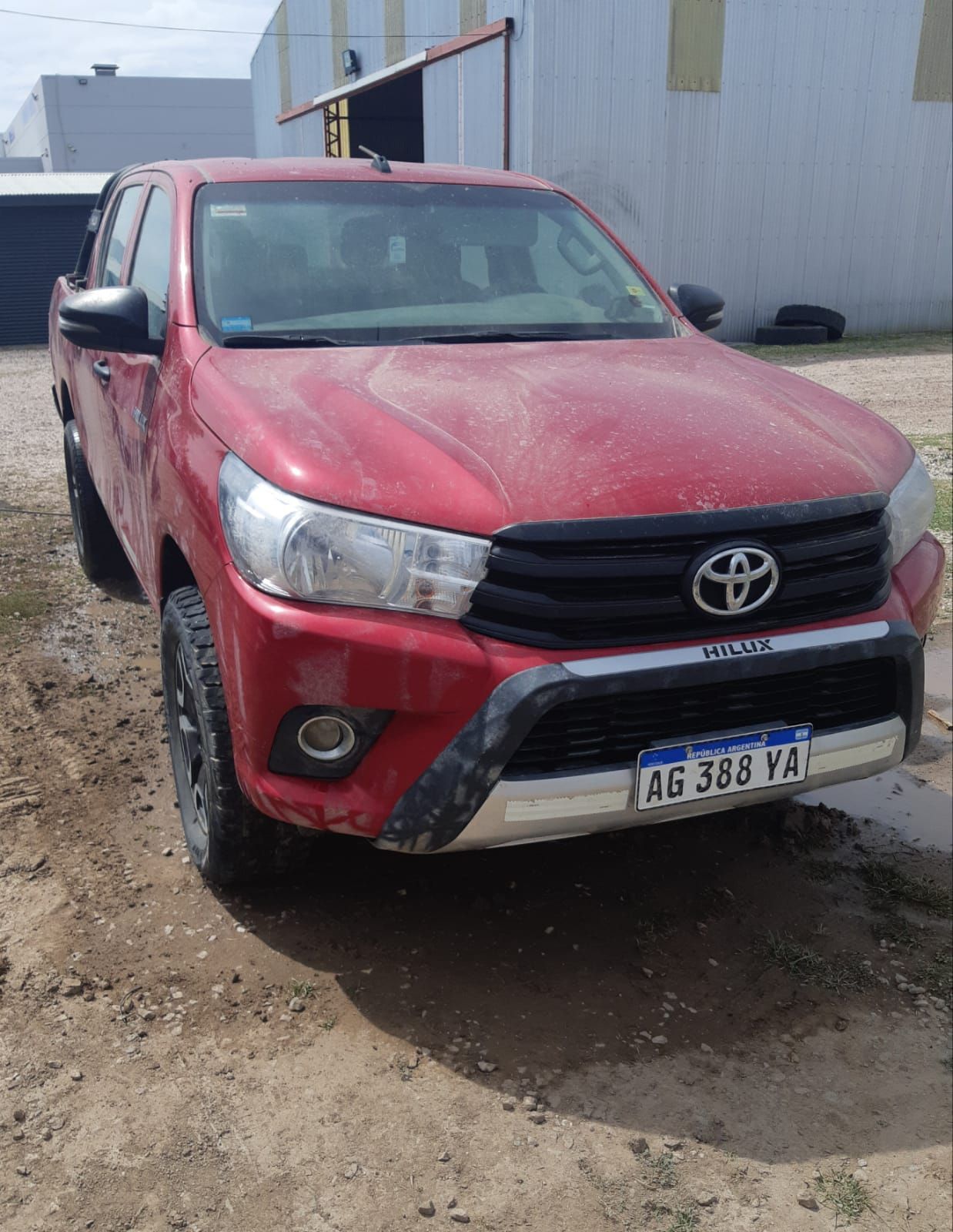 Camioneta Toyota Hilux estacionada frente al taller Pesados del Sur