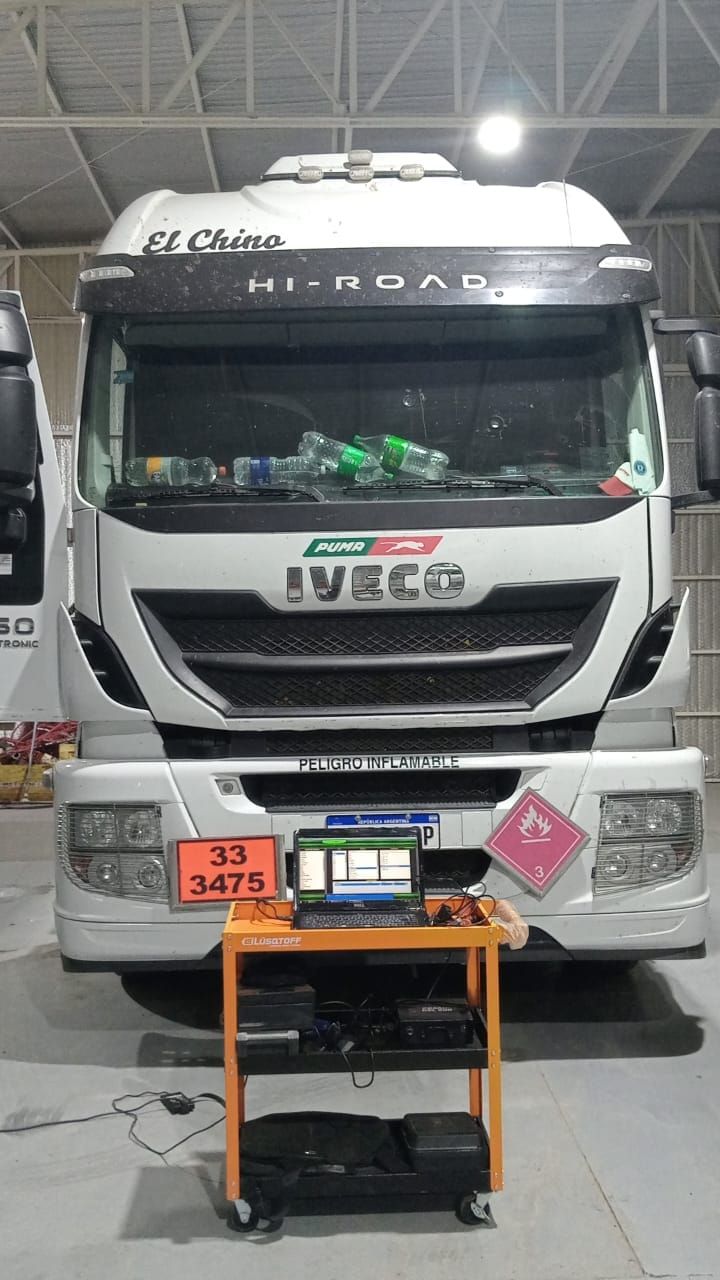 Camión Iveco conectado a una notebook con software de diagnóstico sobre un carro de herramientas en Pesados del Sur