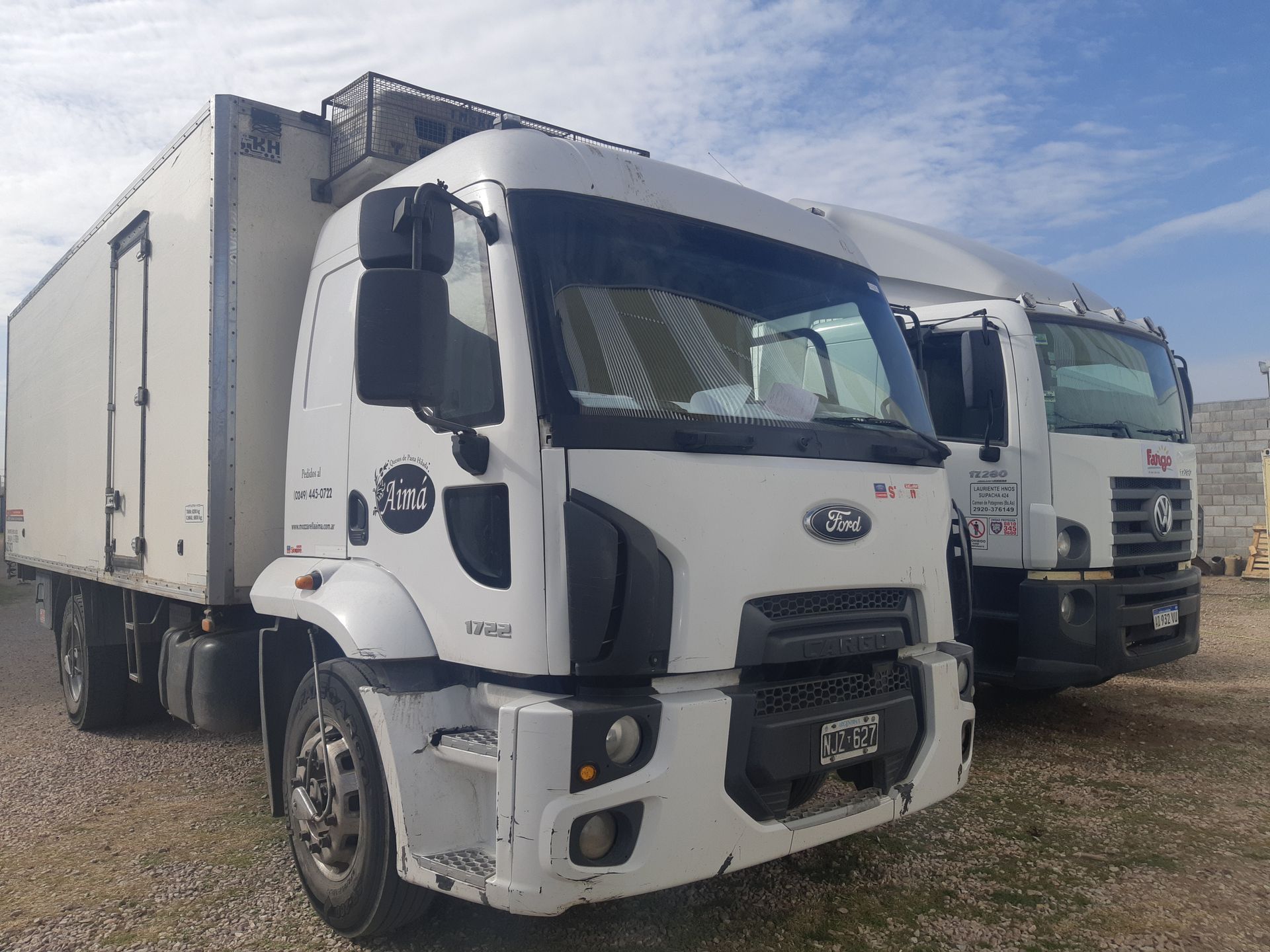 Camión Scania con la cabina levantada durante un service de frenos y suspensión en el taller Pesados del Sur