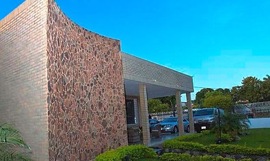 Entrada y estacionamiento privado de la Posada Turística Churum Merú en Puerto Ordaz