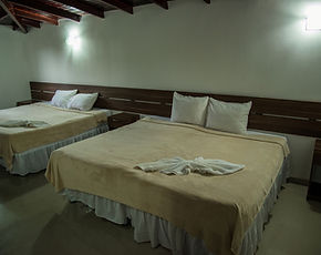 Habitación doble clásica de la Posada Churum Merú con ropa de cama color arena