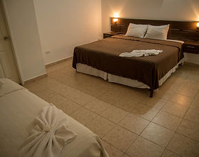Habitación doble de la Posada Churum Merú con ropa de cama color marrón