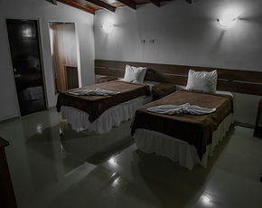 Habitación doble de la Posada Churum Merú con iluminación cálida nocturna
