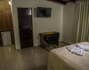 Habitación de la Posada Churum Merú con escritorio de trabajo y TV
