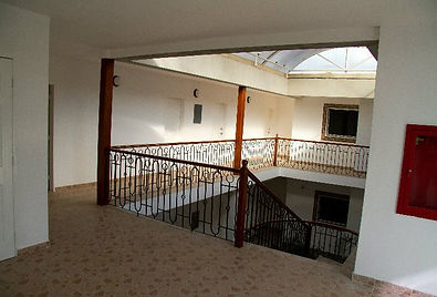 Pasillo interior de la Posada Churum Merú con tragaluz y balaustrada de hierro forjado