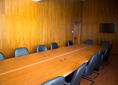 Salón de reuniones de la Posada Churum Merú con mesa amplia para viajeros de negocios