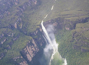 Vista aérea del Salto Churum Merú en el Parque Nacional Canaima, Venezuela, que inspira el nombre de la posada