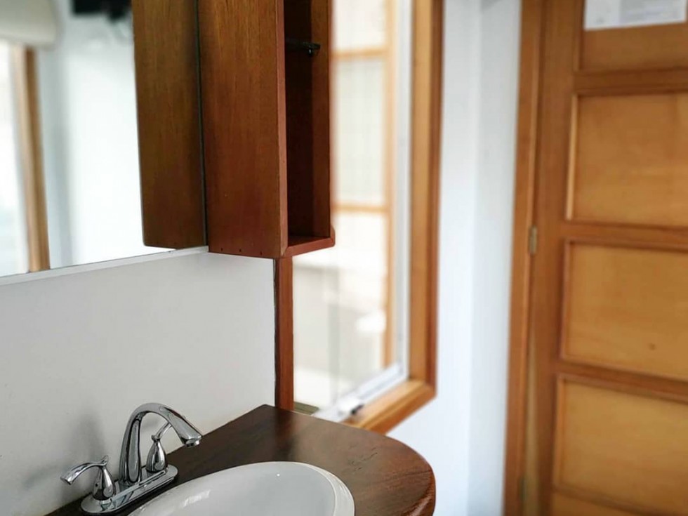 Ventana interior de una habitación de Posada Tramontana con cuadro de paisaje andino