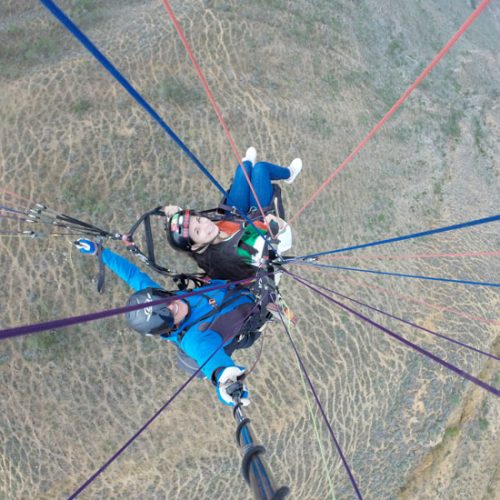 Parapente sobrevolando las montañas de Mérida, turismo de aventura en la región