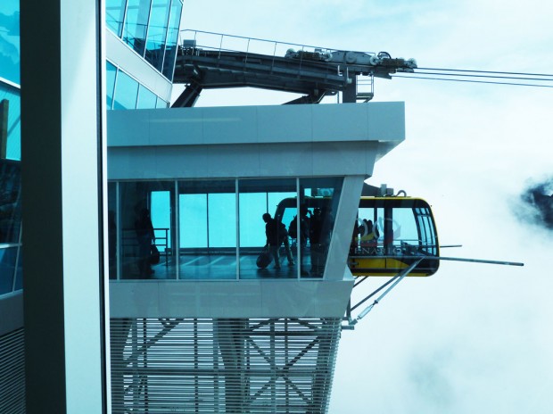 Cabina del Teleférico de Mérida saliendo de la estación entre nubes