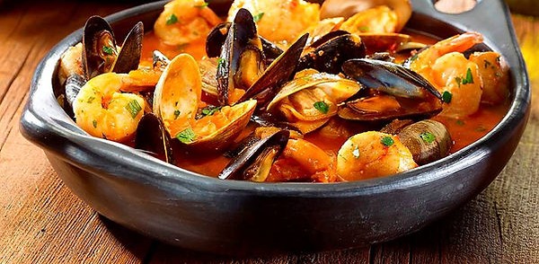 Cazuela de mariscos servida en Sabor Costeño
