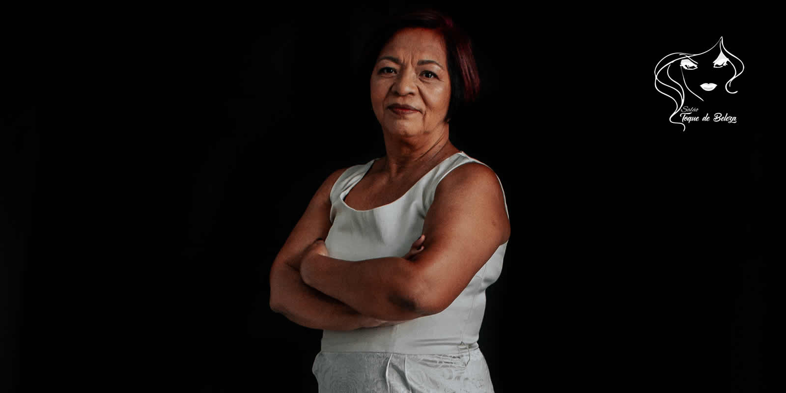 Proprietária do Salão Toque de Beleza em pose confiante, retrato oficial usado no site do salão