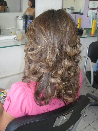 Cabelo loiro com escova modelada, foto real de resultado do salão