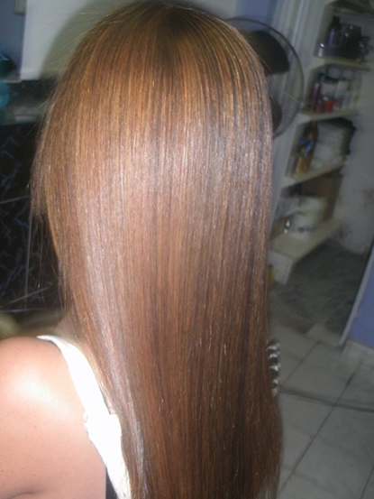 Cabelo longo e liso com brilho, foto real de resultado do salão