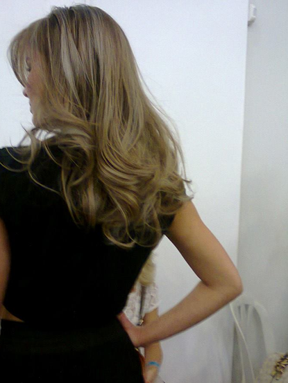 Cabelo com cachos e mechas, foto real de resultado do salão