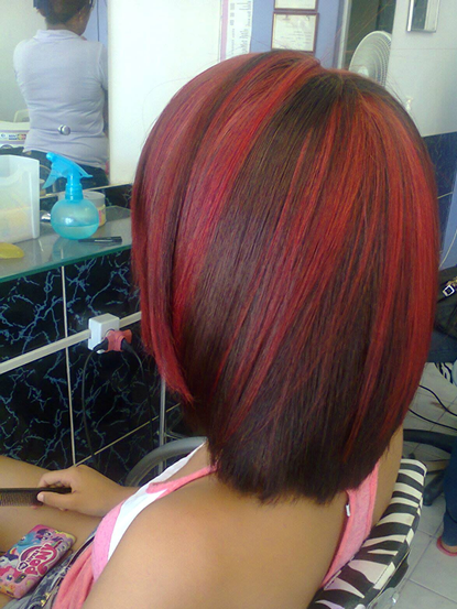 Cabelo com coloração vermelha e mechas, foto real do salão