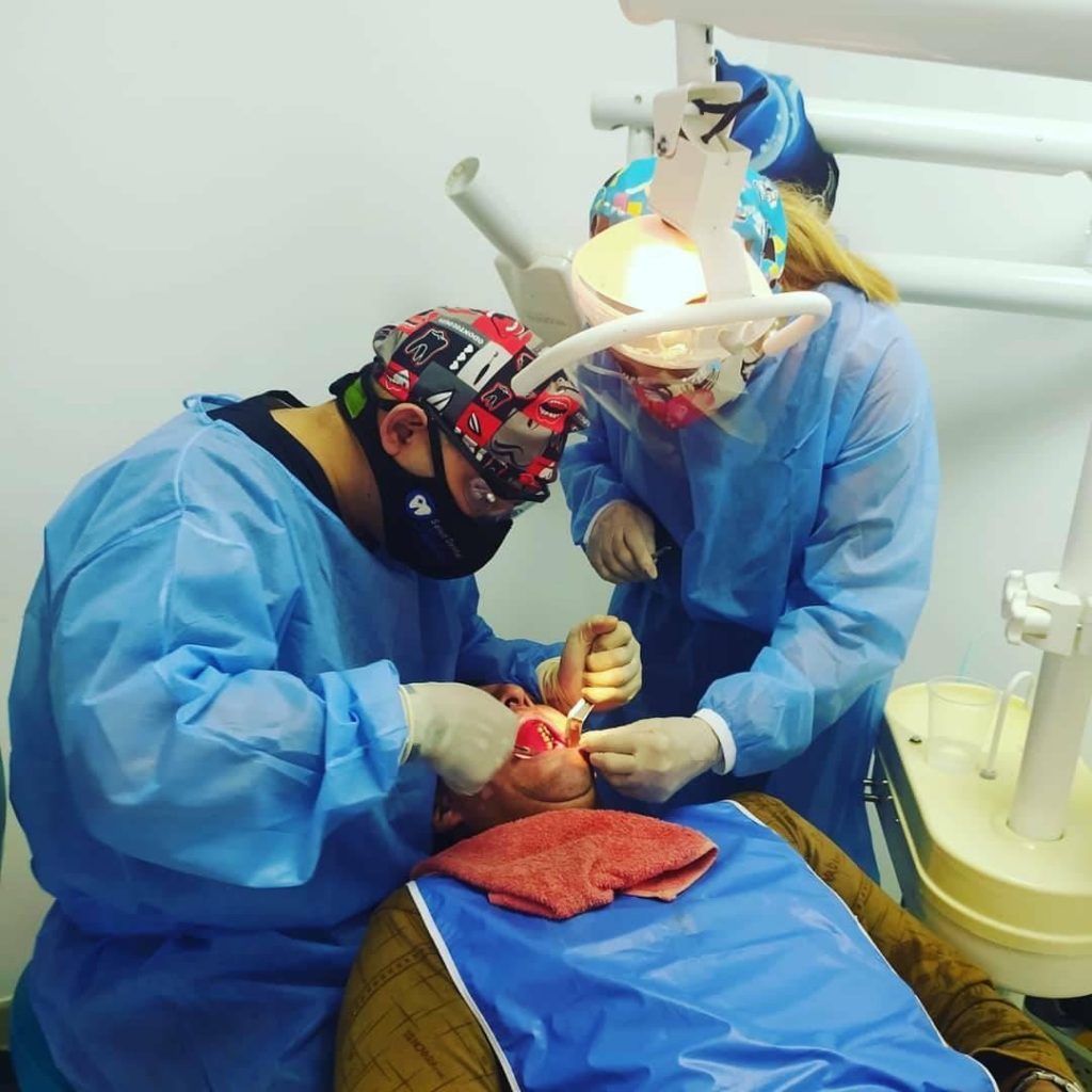 Equipo de Salud Dental Táchira realizando un procedimiento de ortodoncia