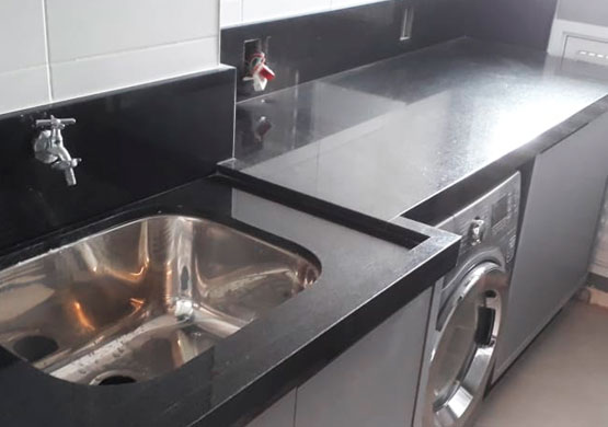 Bancada de área de serviço em granito preto com cuba embutida