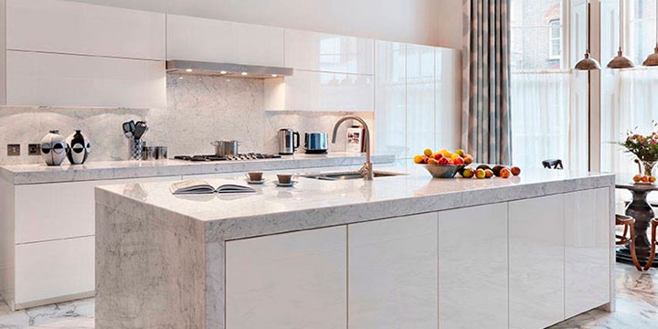 Ilha de cozinha em mármore branco com bancada ampla, obra da Sardep Marmoraria