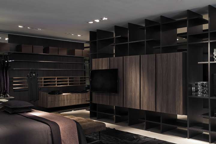 Quarto planejado da SCA Fortaleza com closet aberto em madeira escura, painel ripado e cama de casal