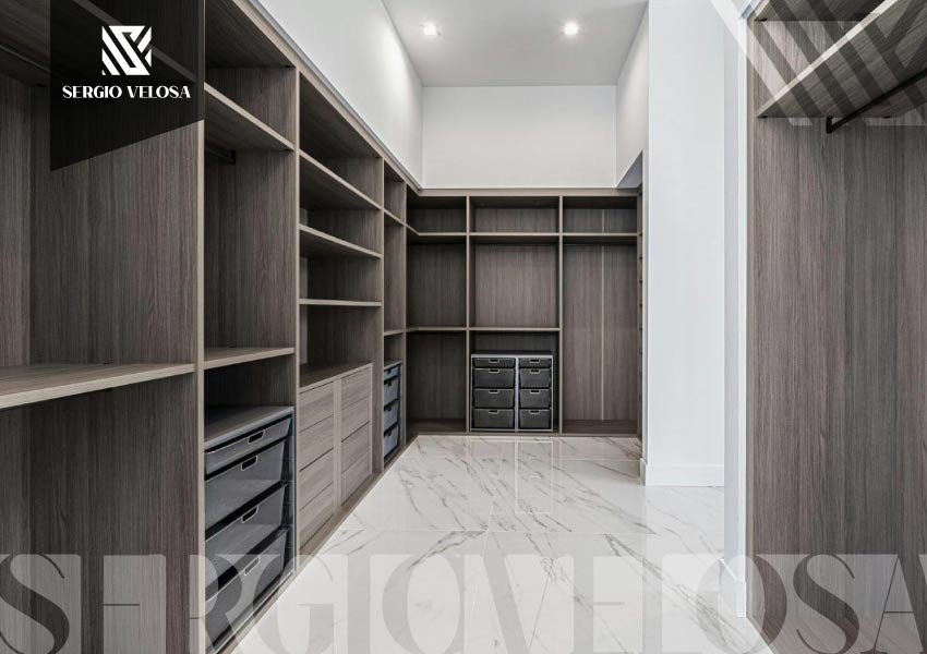 Closet vestier a la medida en madera gris con cajones, compartimentos y piso en mármol, diseño de Sergio Velosa