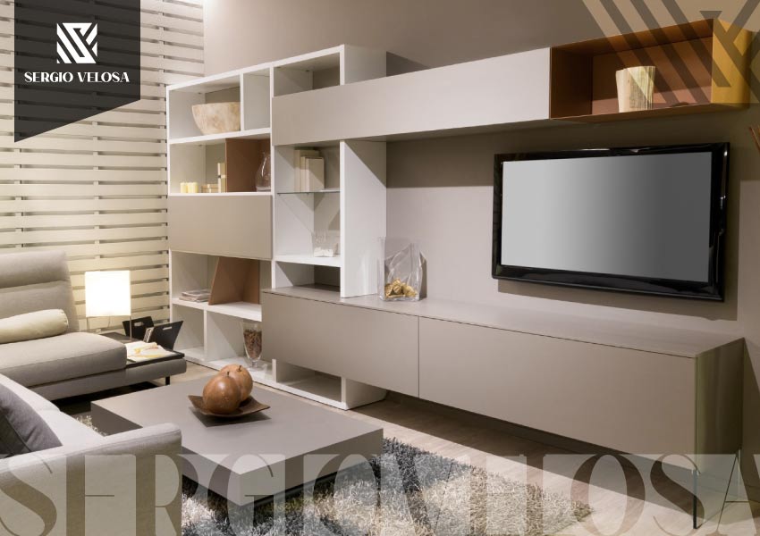 Mueble de centro de entretenimiento a la medida con repisas y acabados en beige y madera, diseño de Sergio Velosa