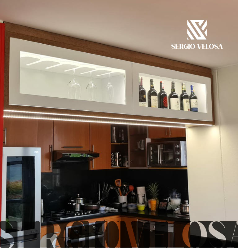 Detalle de mueble alto de cocina con cava de vinos y copero, iluminación LED integrada