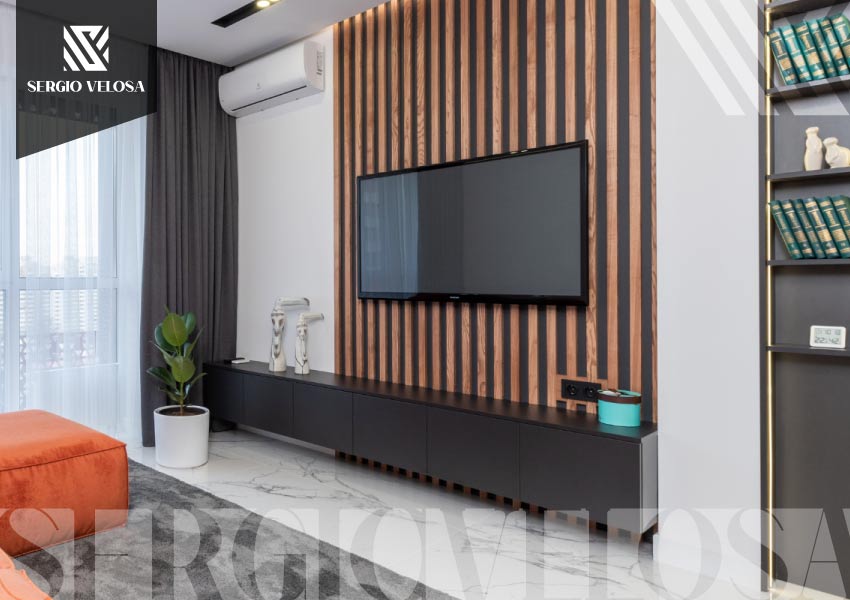 Mueble de entretenimiento en madera con paneles verticales oscuros y repisa lateral