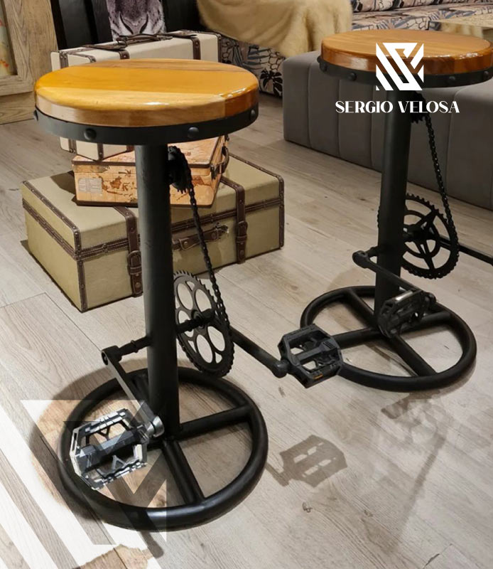 Banquetas de diseño con base tipo bicicleta y asiento en madera, pieza única de mobiliario