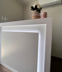 Detalle de mesón blanco con canto retroiluminado en LED, fabricado por Sobel Muebles