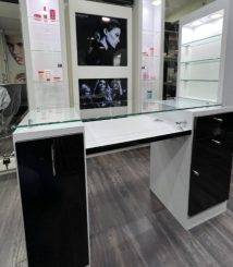 Ambientación con panel de madera a medida, repisas flotantes y mueble bajo, fabricada por Sobel Muebles