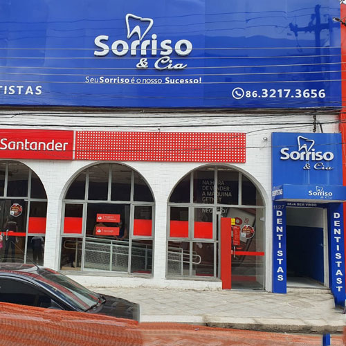 Fachada da unidade Centro da Sorriso & Cia, com letreiro azul e vitrines de vidro
