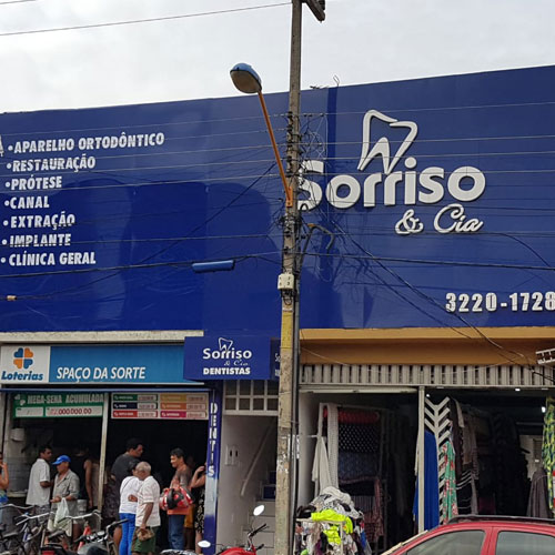 Fachada da unidade Parque Piauí da Sorriso & Cia, com painel de serviços de clínica geral