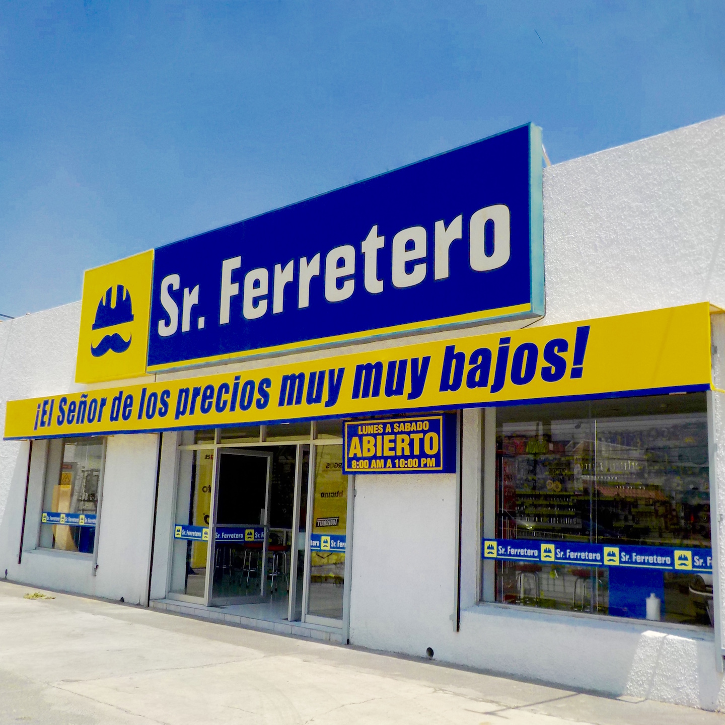 Fachada de Sr. Ferretero con anuncio de precios bajos y horario de atención