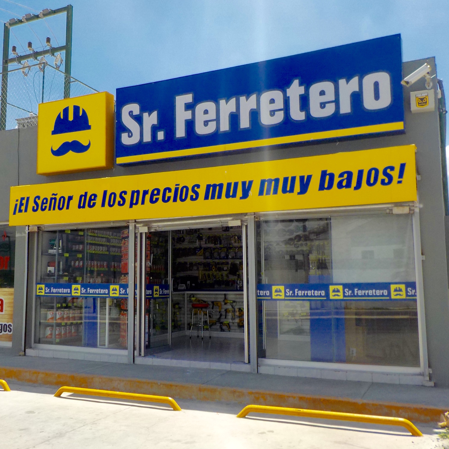 Vitrina de Sr. Ferretero con herramienta eléctrica exhibida