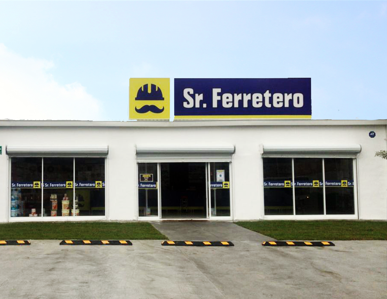 Entrada de Sr. Ferretero con logotipo de casco y bigote en la fachada