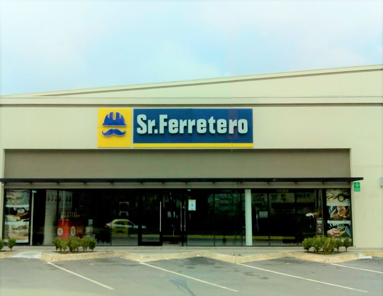 Fachada de Sr. Ferretero de día con área de carga y descarga