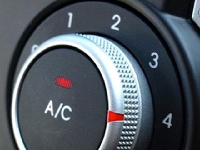 Control de aire acondicionado revisado en Taller Manta Auto