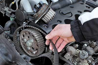 Mecánico reparando la distribución del motor en Taller Manta Auto